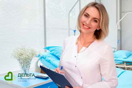 Врач с планшетом в руках в палате клиники