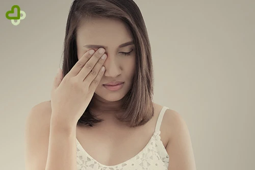 Девушка закрывает глаз рукой